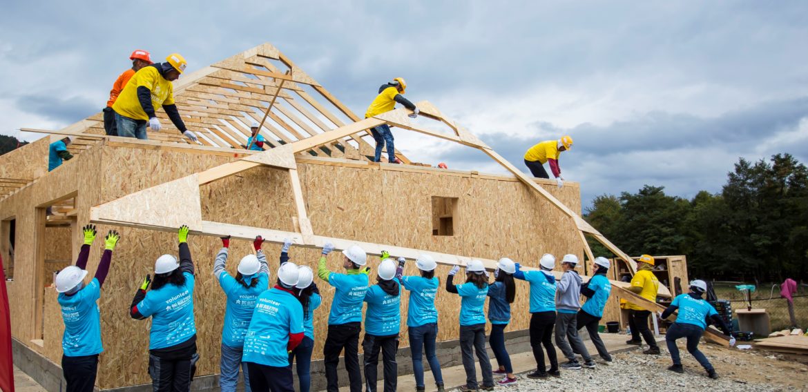 BIG BUILD 2019: Habitat for Humanity România a construit 10 case în 5 zile, la Vaideeni