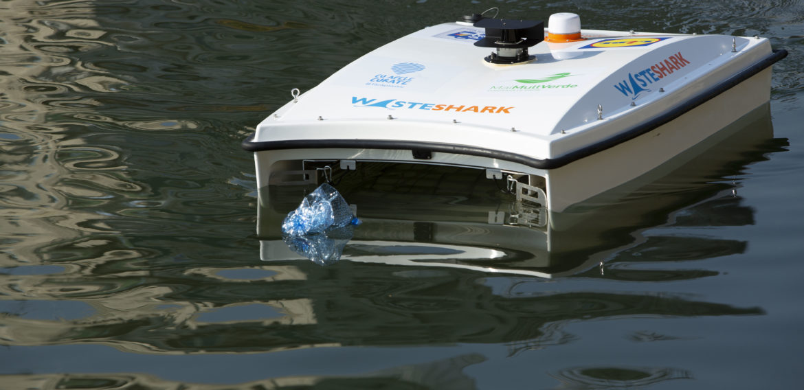 Premieră: Apele din România, curăţate cu o dronă Waste Shark