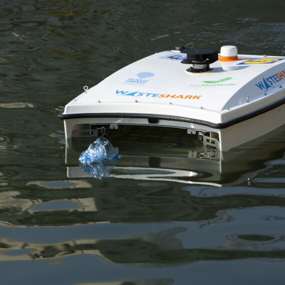 Premieră: Apele din România, curăţate cu o dronă Waste Shark