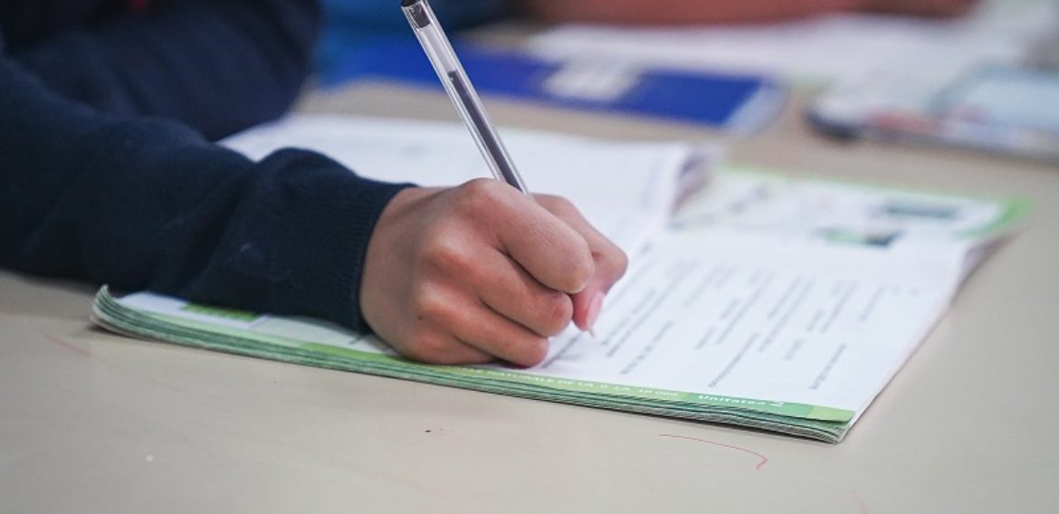 Peste 1000 de copii din medii nefavorabile, sprijiniți de Raiffeisen Bank să își continue studiile