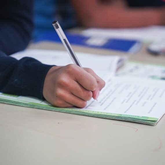 Peste 1000 de copii din medii nefavorabile, sprijiniți de Raiffeisen Bank să își continue studiile