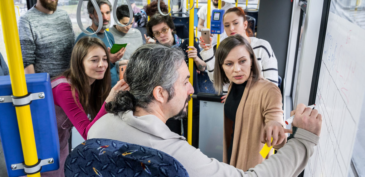 Curs universitar și joc de strategie lansate într-un autobuz electric la Cluj-Napoca