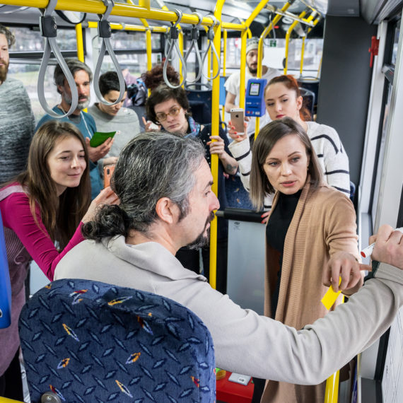 Curs universitar și joc de strategie lansate într-un autobuz electric la Cluj-Napoca