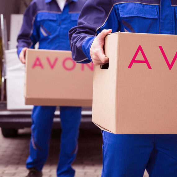 AVON donează 1,7 tone de produse de igienă pentru centrele de carantină din București