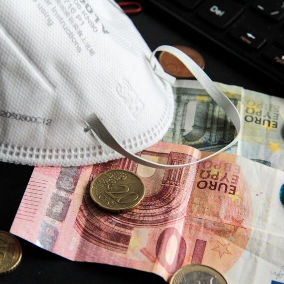 UniCredit Bank a donat 120.000 de euro pentru cumpărarea de aparate de ventilație mecanică în două spitale