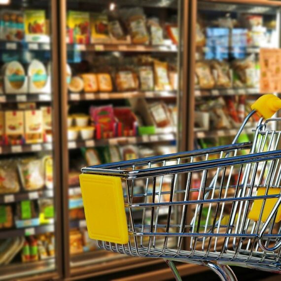 Cumpărături la ușa ta: Geeks for Democracy a lansat platforma care aduce alimente necesare la ușa persoanelor în vârstă