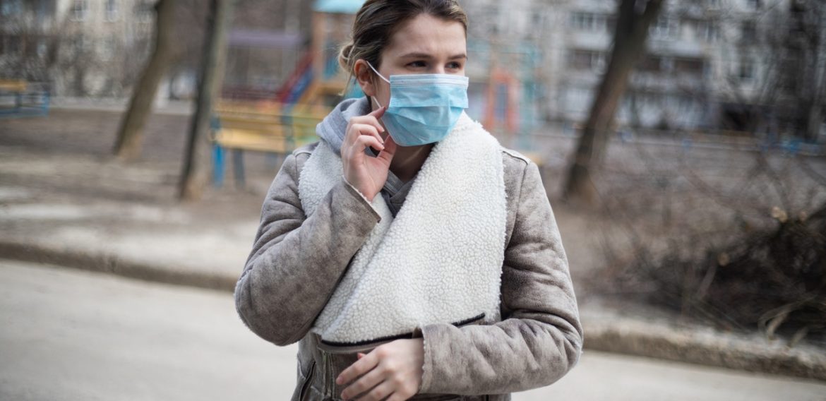 Experți: Poluarea din aer poate crește rata mortalității COVID-19