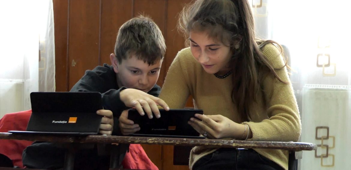 1500 de tablete date spre folosință de Fundația Orange pentru elevii fără posibilități financiare
