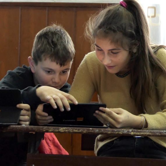 1500 de tablete date spre folosință de Fundația Orange pentru elevii fără posibilități financiare