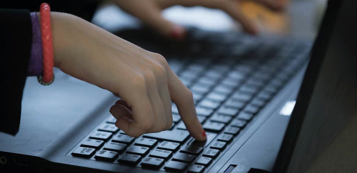 Ajută copiii fără posibilități financiare să poată învăța de acasă