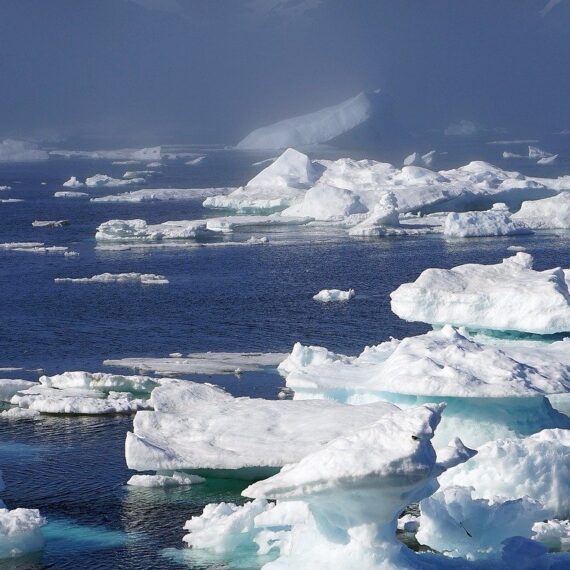 Un bloc de gheață de 110 km pătrați s-a desprins din calota glaciară din Groenlanda