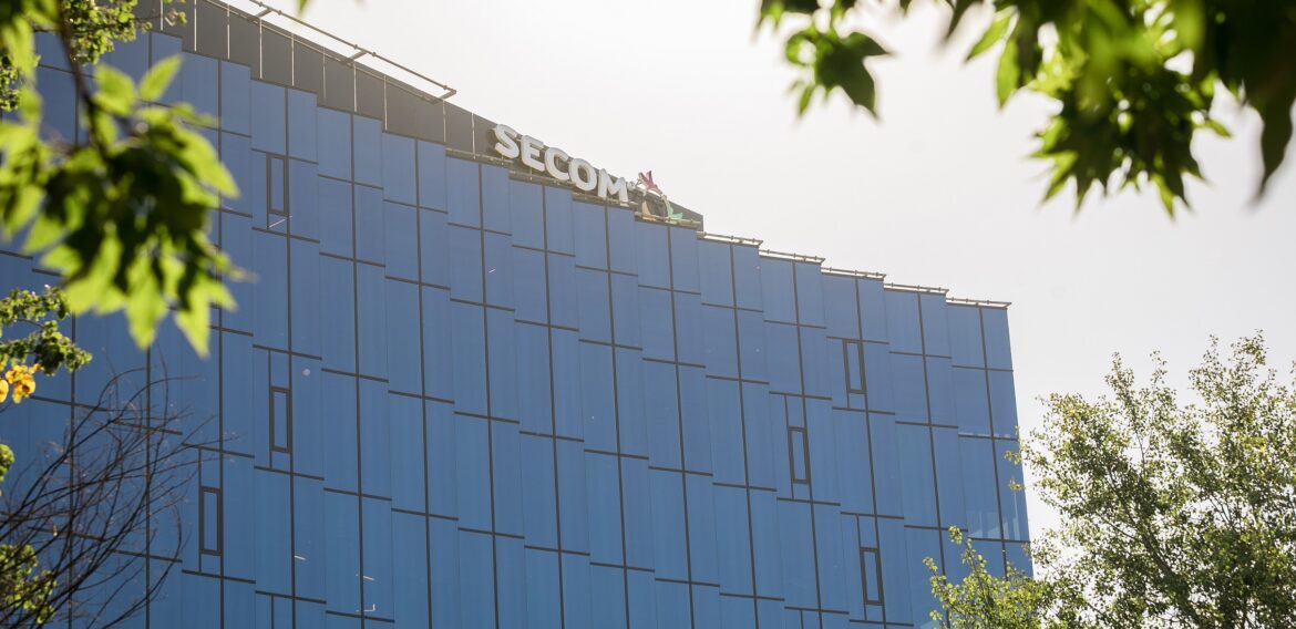 Secom donează o casă pentru a sărbători mutarea într-un sediu nou