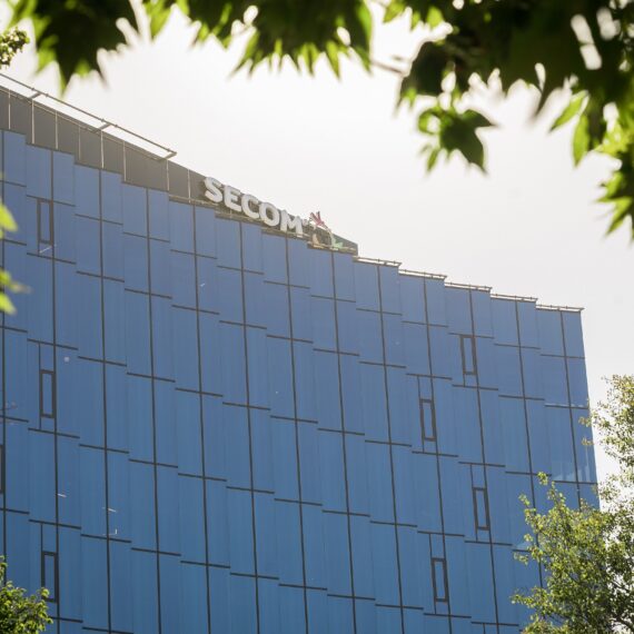 Secom donează o casă pentru a sărbători mutarea într-un sediu nou