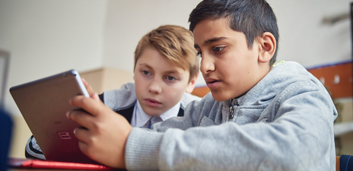 World Vision România donează prima tranșă de tablete pentru elevii de la sate, acolo unde 1 din 2 părinţi din rural nu poate oferi copiilor un dispozitiv digital