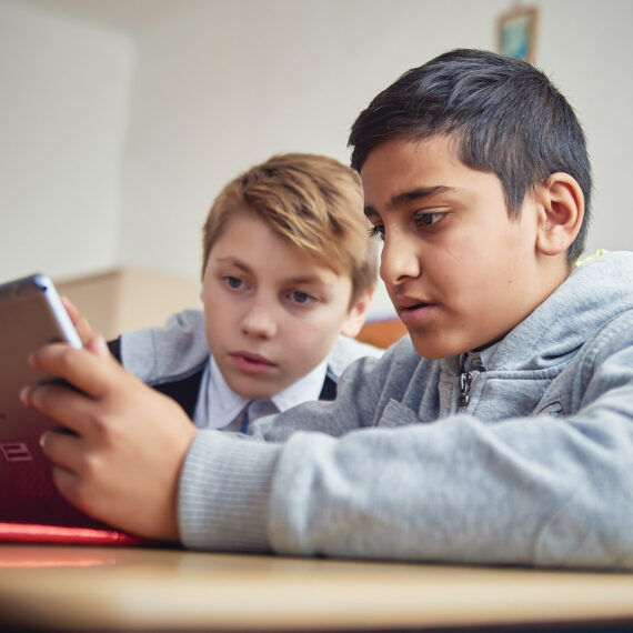 World Vision România donează prima tranșă de tablete pentru elevii de la sate, acolo unde 1 din 2 părinţi din rural nu poate oferi copiilor un dispozitiv digital