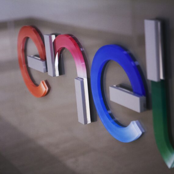 Enel s-a angajat să reducă cu 80% emisiile sale directe de gaze cu efect de seră până în 2030, faţă de anul 2017, și vrea eliminarea cărbunelui până în 2030