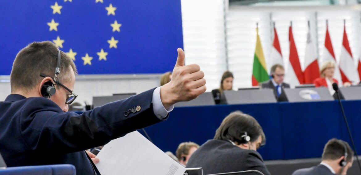 Parlamentul European a votat pentru reducerea cu 60% a emisiilor de carbon, până în 2030
