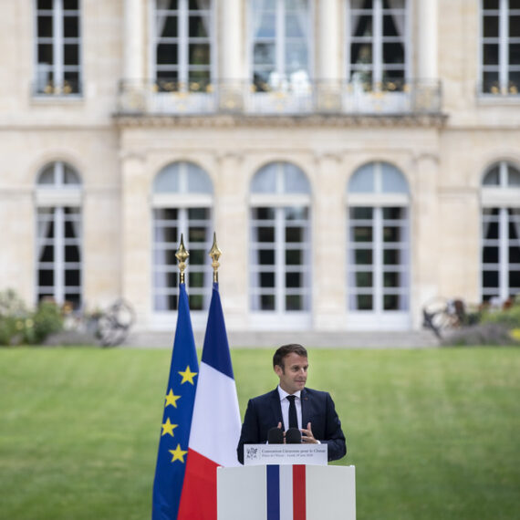 Președintele francez Emmanuel Macron anunţă un referendum pentru a introduce în Constituţie protecția mediului