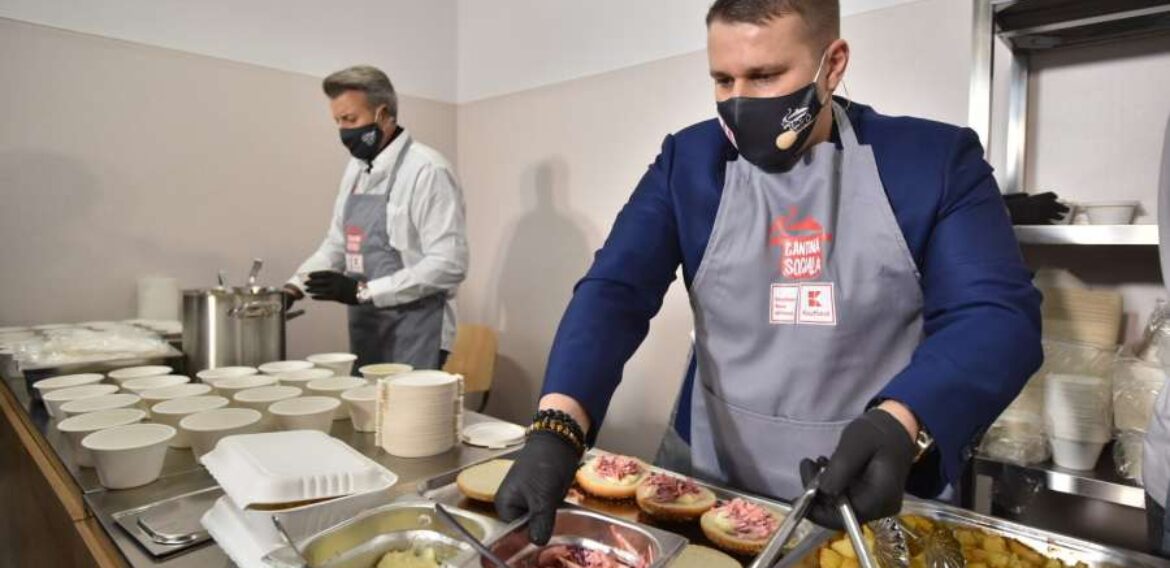 Kaufland România inaugurează prima Cantină socială, unde oferă mese comunitare persoanelor defavorizate
