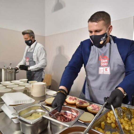 Kaufland România inaugurează prima Cantină socială, unde oferă mese comunitare persoanelor defavorizate