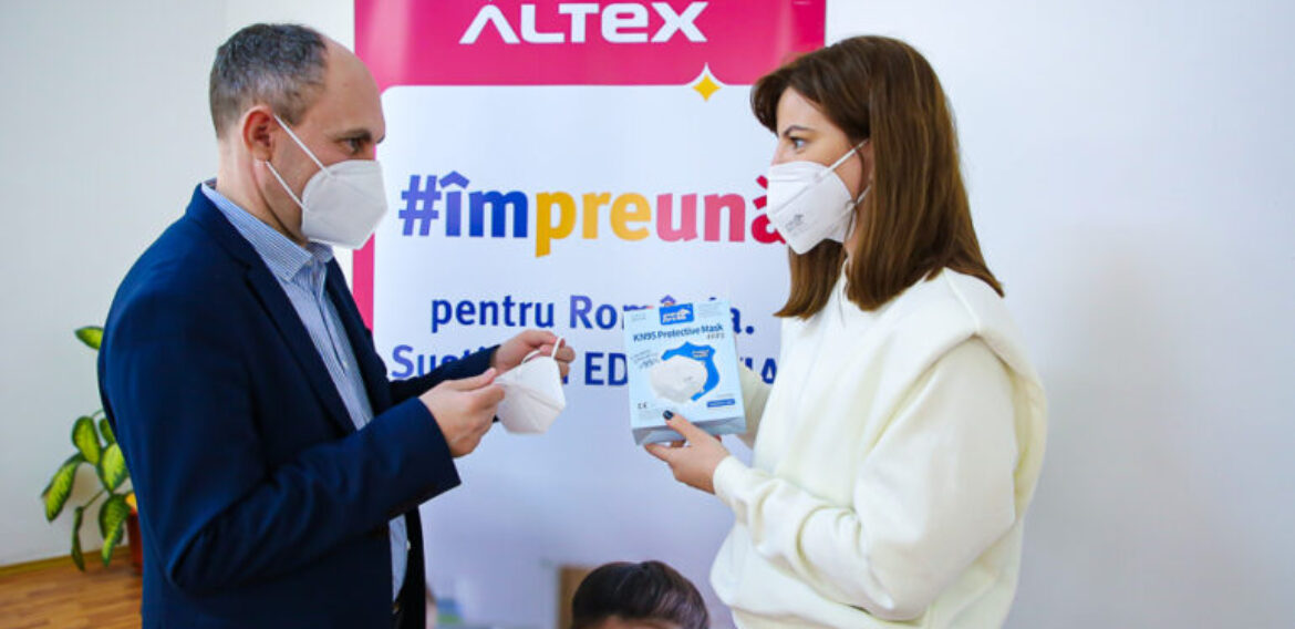 Fundația Altex a donat școlilor măști KN95 și costume de protecție în valoare de peste 1 milion de euro