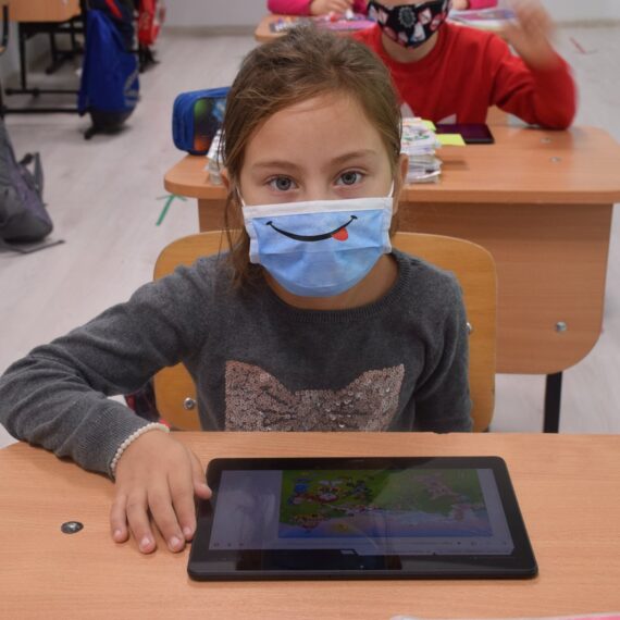 Sondaj World Vision România: Jumătate dintre profesorii din mediul rural spun că elevii lor au pierdut din materie în pandemie