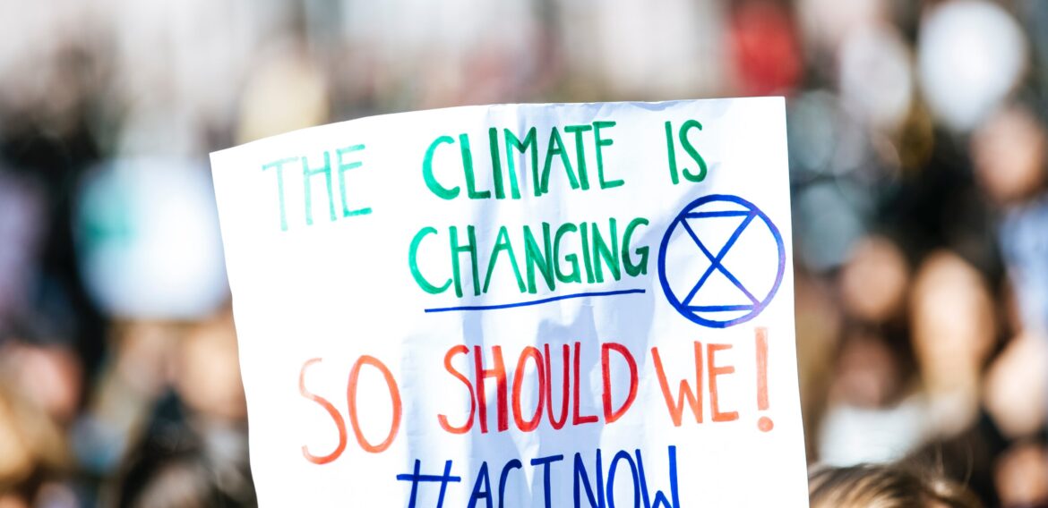 Studiu: Peste 40% dintre români cred că guvernul are capacitatea, voința și abilitățile să combată schimbările climatice