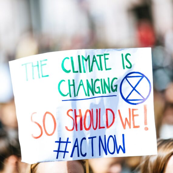 Studiu: Peste 40% dintre români cred că guvernul are capacitatea, voința și abilitățile să combată schimbările climatice