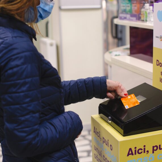 Din luna mai, puteți dona cu cardul în farmaciile Alphega pentru copiii vulnerabili susținuți de Hope and Homes for Children