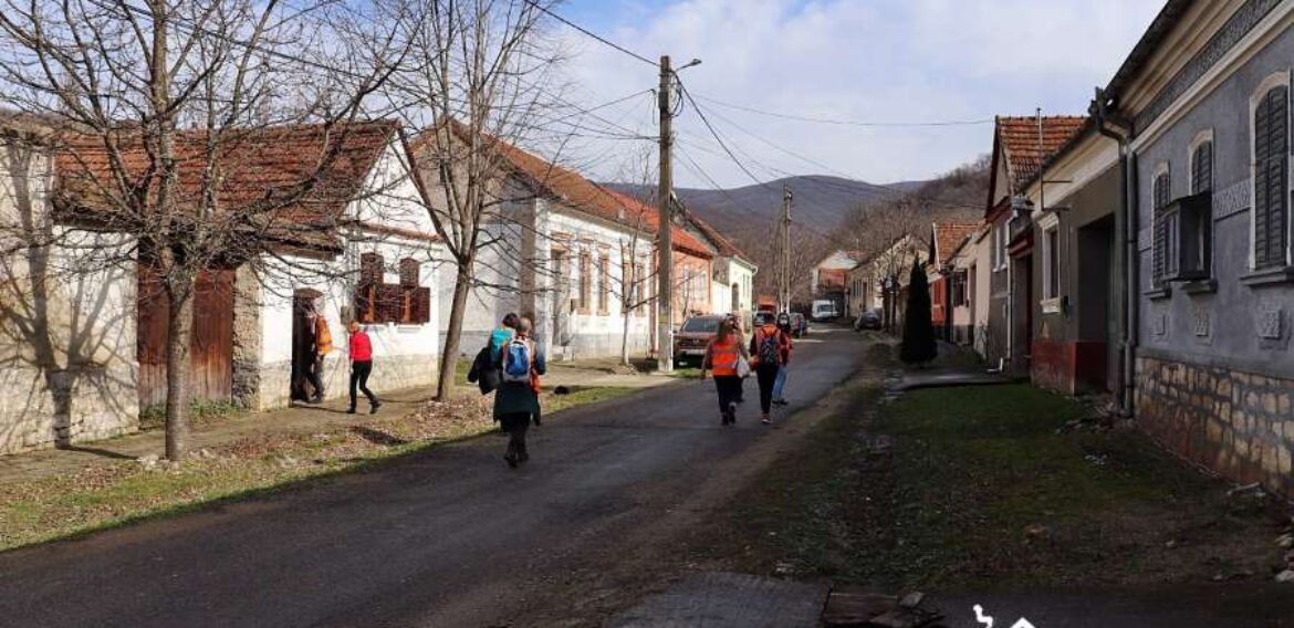 Asociația Acasă în Banat dă startul înscrierilor pentru voluntari la Color the Village 2021