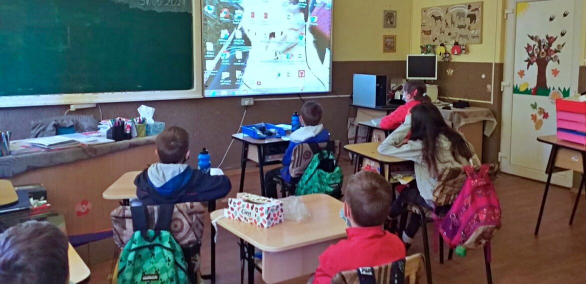 Opt școli au fost dotate cu tablete grafice și table inteligente prin proiectul Edu2023, susținut financiar de compania HeidelbergCement România