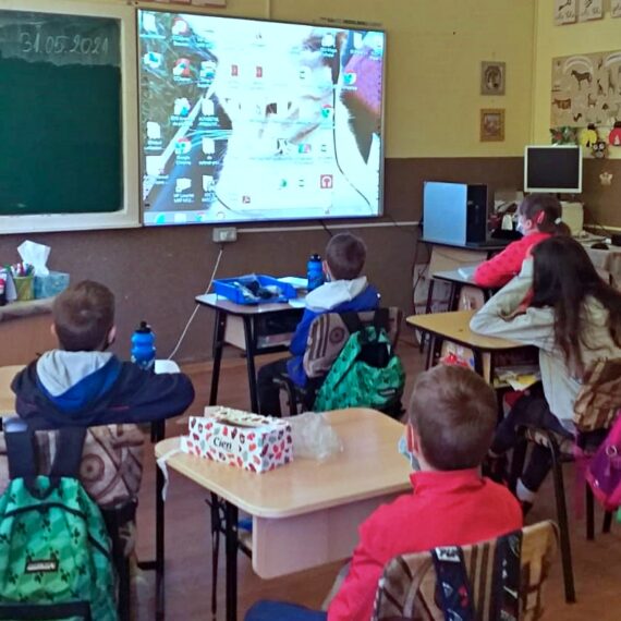 Opt școli au fost dotate cu tablete grafice și table inteligente prin proiectul Edu2023, susținut financiar de compania HeidelbergCement România