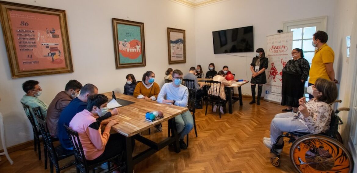 Materiale auxiliare de studiu pentru elevii cu deficiente de vedere – fizica și chimia accesibile. Un proiect al Asociației Tandem