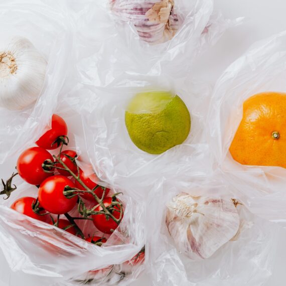 Franţa va interzice ambalajele din plastic pentru aproape toate fructele şi legumele din ianuarie 2022
