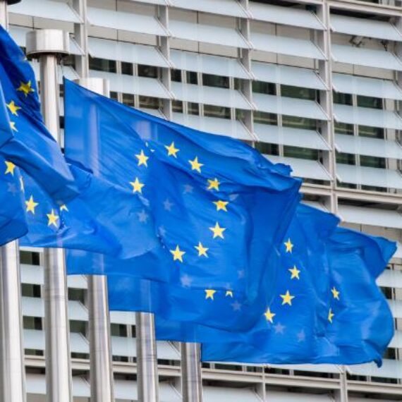 Comisia Europeană stabilește norme pentru întreprinderi privind respectarea drepturilor omului și a mediului