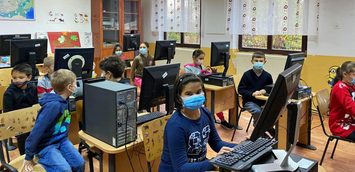 Asociația Ateliere fără Frontiere a donat 2.000 de calculatoare pentru 110 școli, prin Dăm Click pe România
