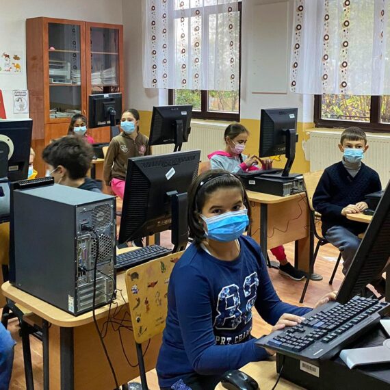 Asociația Ateliere fără Frontiere a donat 2.000 de calculatoare pentru 110 școli, prin Dăm Click pe România