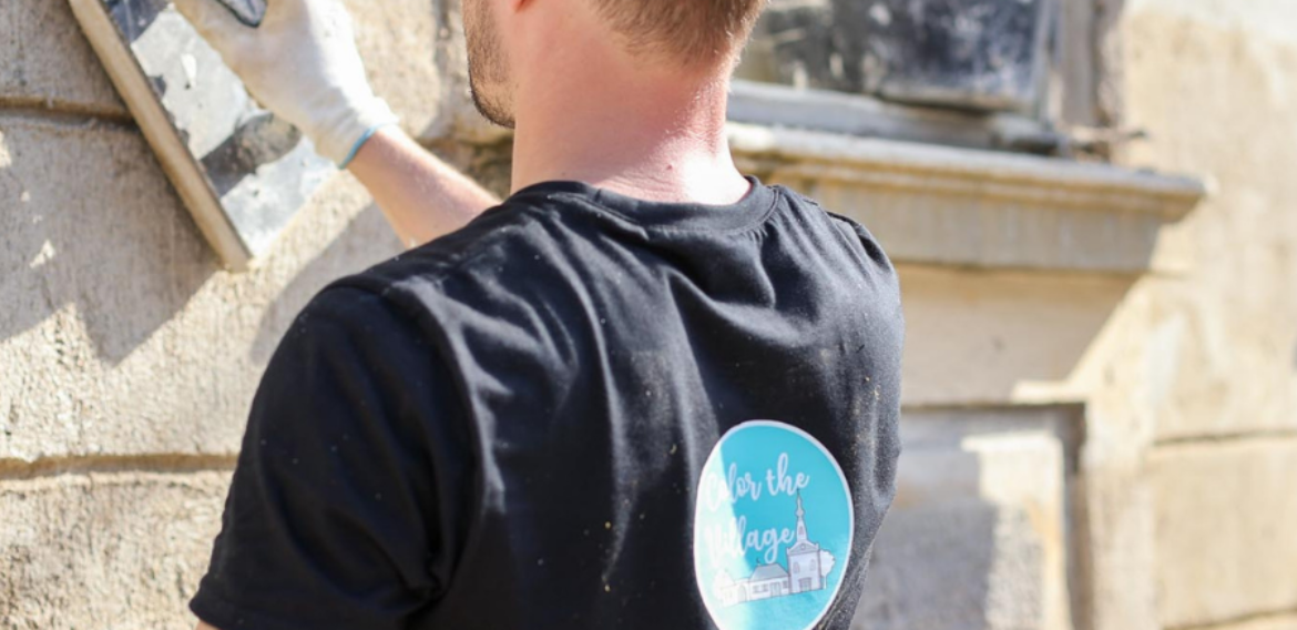 Asociația Acasă în Banat dă startul înscrierilor pentru voluntari la Color the Village  2022