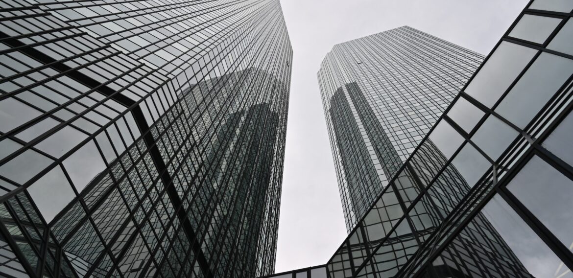 Poliția germană descinde la sediul gigantului Deutsche Bank și al subsidiarei DWS într-o anchetă de greenwashing