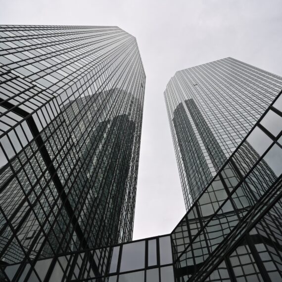 Poliția germană descinde la sediul gigantului Deutsche Bank și al subsidiarei DWS într-o anchetă de greenwashing