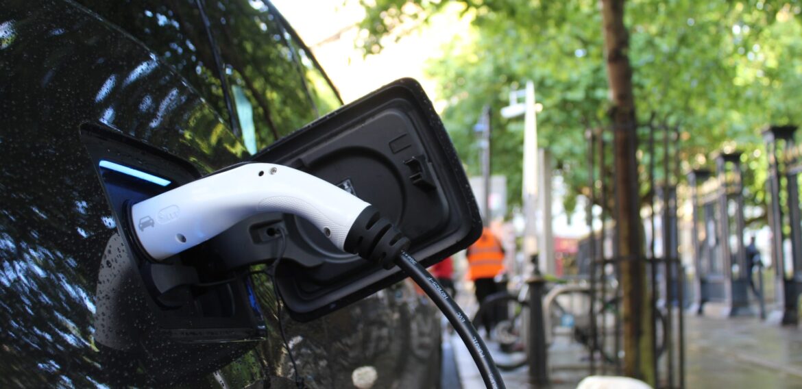 Ar putea prețul benzinei să fie momentul de cotitură pentru adopția vehiculelor electrice în SUA?