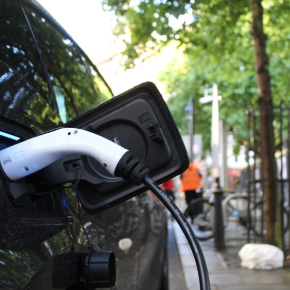 Ar putea prețul benzinei să fie momentul de cotitură pentru adopția vehiculelor electrice în SUA?