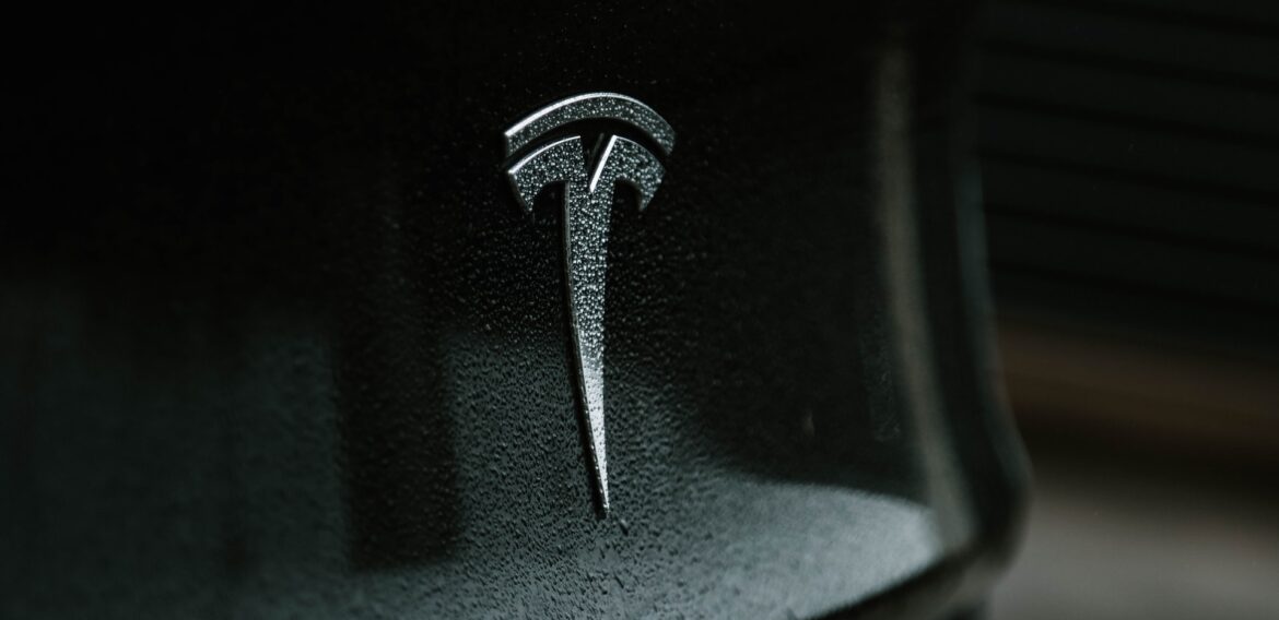 Tesla se confruntă cu pierderi de miliarde de dolari, iar Elon Musk spune că lucrează pentru a nu intra în faliment