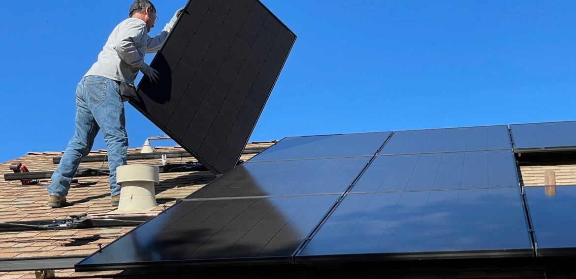 Greenpeace: Acoperișurile clădirilor publice din 11 orașe ale României înseamnă peste un milion de metri pătrați care pot fi utilizați pentru fotovoltaice