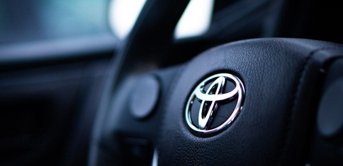 Toyota recheamă la fabrică mii de vehicule din primul model electric produs de companie pentru piața globală