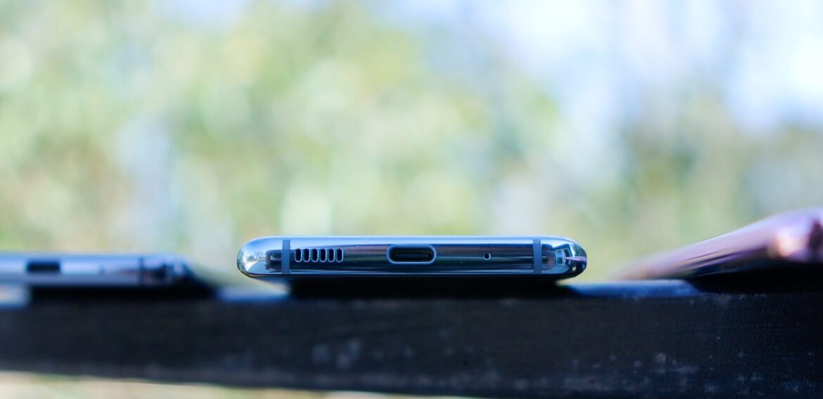 USB-C va deveni modelul universal de încărcator în Europa pentru telefoane, tablete și laptopuri, într-o mutare care ar trebui să elimine anual 11.000 de tone de deșeuri