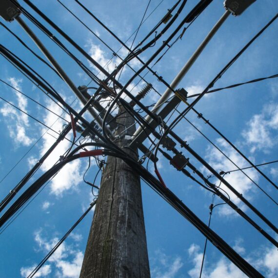 Producătorii de cabluri din România au pregătit soluții cu emisii scăzute de carbon pentru dezvoltarea rețelelor de electricitate bazate pe energie regenerabilă