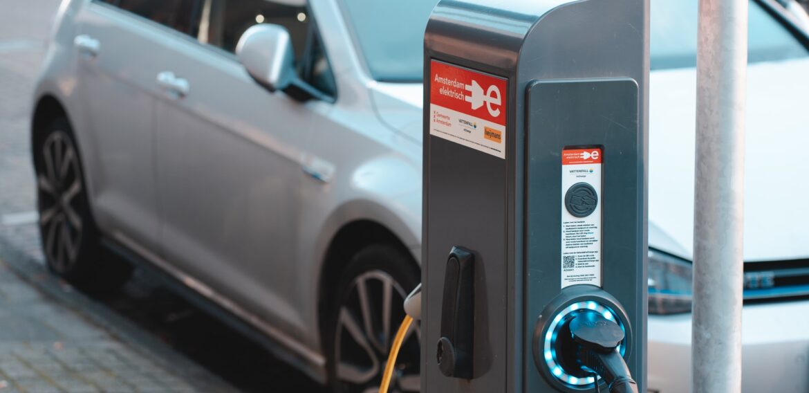 APIA: Vehiculele electrice și hibride au însumat aproape 20% din înmatriculările noi în primele cinci luni din 2022