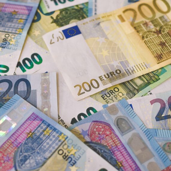 Grupul francez Societe Generale a lansat o soluție de finanțare sustenabilă pe termen scurt pentru clienții corporate