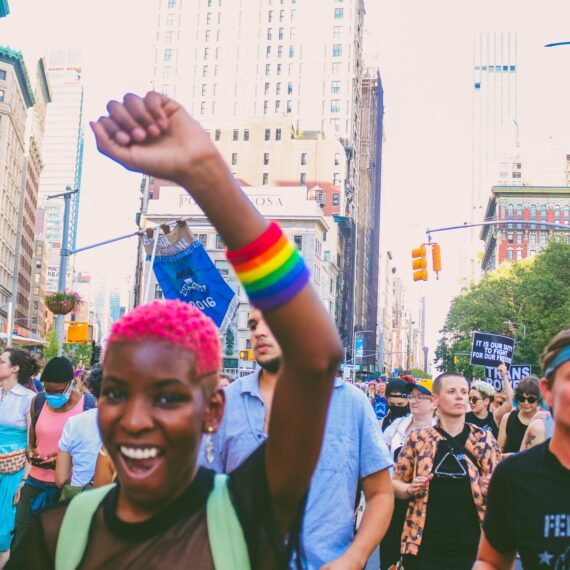 Primăria orașului New York alocă 6,7 milioane de dolari pentru dezvoltarea unui sistem social care să deservească mai bine comunitatea LGBTQ